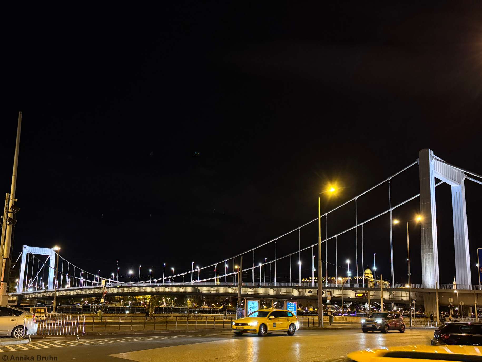 Elisabethbrücke bei Nacht