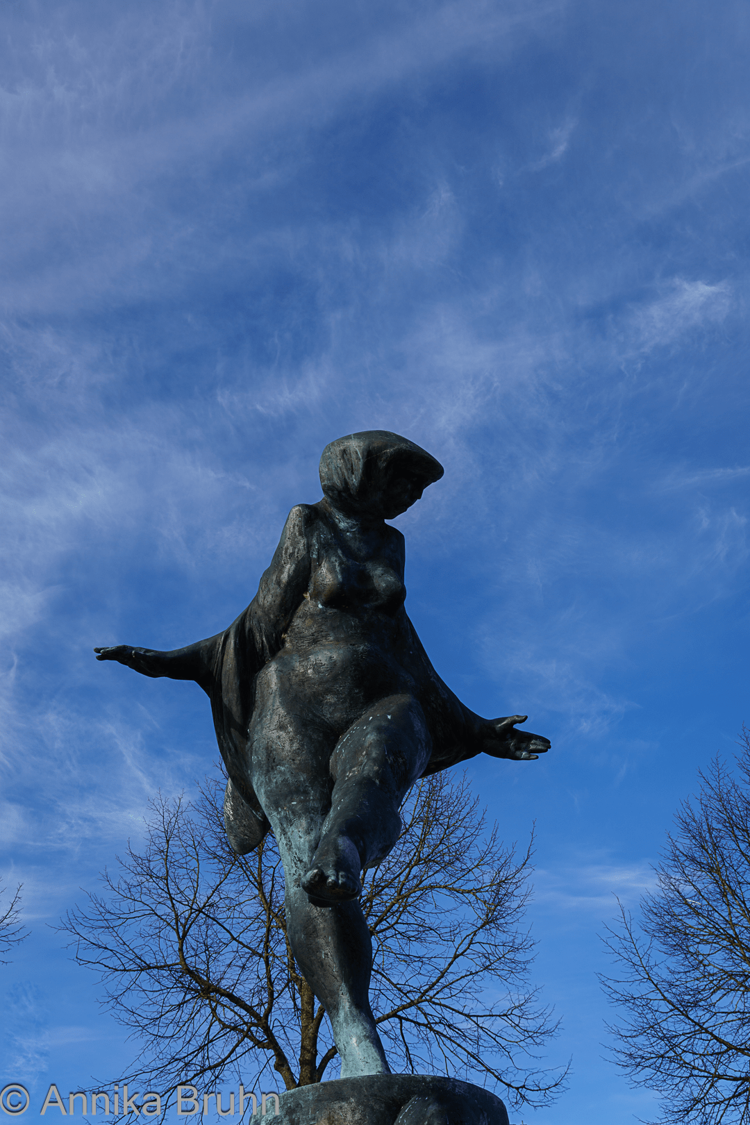 Skulptur Frau im Wind!