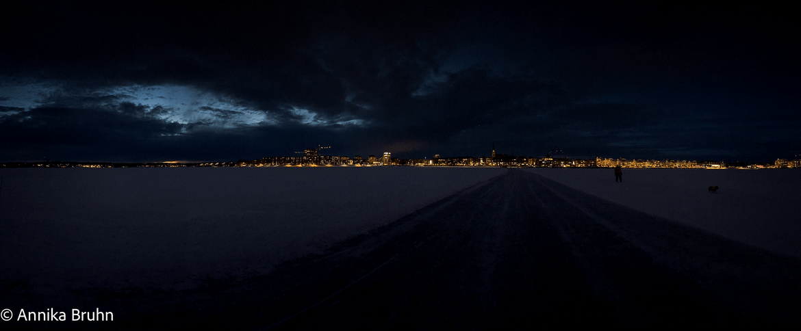 Lulea bei Nacht vom Eis aus