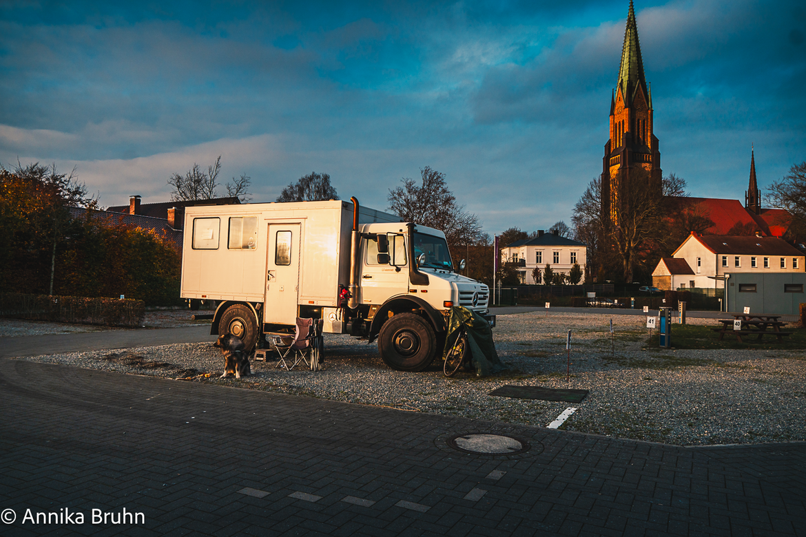 Karl und Q am Stellplatz in Schleswig mit Blick auf den Dom